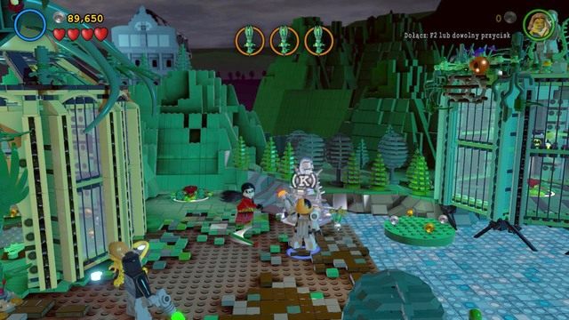 Żeby uratować Adama Westa musisz zniszczyć widoczny na obrazku srebrny posąg a z rozsypanych na ziemi klocków stworzyć platformę dla Zielonej Latarni - Adam West / Czerwony klocek | Małe Gotham Duży Problem - sekrety - LEGO Batman 3: Poza Gotham - poradnik do gry