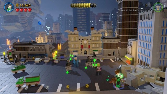 Podczas ostatniej walki z Brainiaciem przejdź na prawą stronę i wykop z ziemi klocki Zieloną Latarnią - Adam West / Czerwony klocek | Małe Gotham Duży Problem - sekrety - LEGO Batman 3: Poza Gotham - poradnik do gry