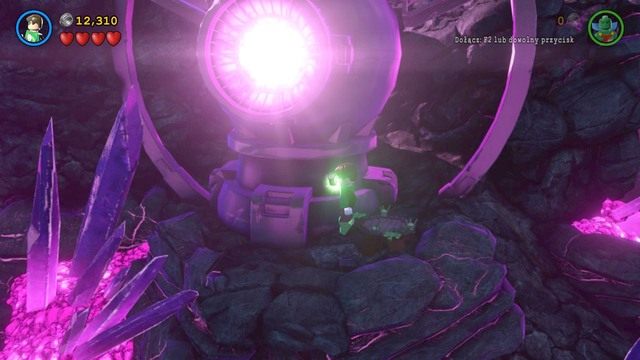 Podczas pobytu w ostatniej lokacji wleć na poziom symbolu na skale - Adam West / Czerwony klocek | Miłość Ci Wszystko Wybaczy - sekrety - LEGO Batman 3: Poza Gotham - poradnik do gry