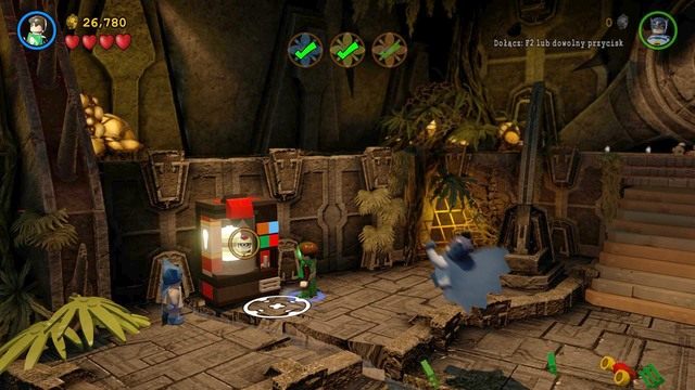 Przy głównych drzwiach, na końcu lokacji znajdziesz stację doładowania energii do świecącego kostiumu Robina - Minizestawy | Sezon Na Pomarańcze - sekrety w Lego Batman 3 Poza Gotham - LEGO Batman 3: Poza Gotham - poradnik do gry