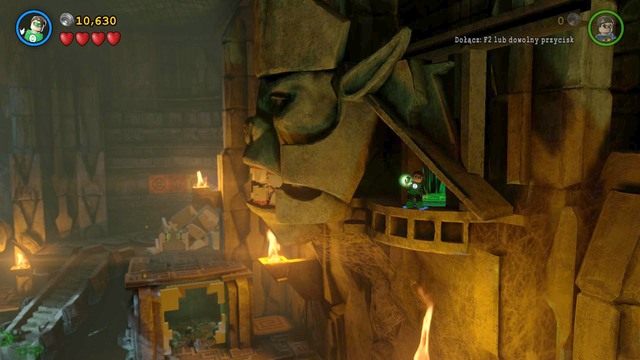 Będąc w głównej jaskini przejdź na prawą stronę i wleć do małej wnęki, w której zobaczysz platformę dla Zielonej Latarni - Adam West / Czerwony klocek | Sezon Na Pomarańcze - sekrety - LEGO Batman 3: Poza Gotham - poradnik do gry