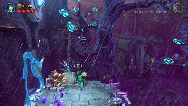 Po przejściu przez pierwsze drzwi podejdź do krawędzi i skorzystaj z dobrodziejstw Zielonej Latarni oraz wykop z ziemi obiekt - Adam West / Czerwony klocek | Indygująca Historia - sekrety - LEGO Batman 3: Poza Gotham - poradnik do gry