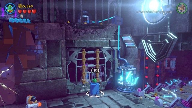 Trzecią postać zdobędziesz rozmawiając z Bat-Mitem przed przejściem przez elektryczny most - Postacie | Indygująca Historia - sekrety w Lego Batman 3 Poza Gotham - LEGO Batman 3: Poza Gotham - poradnik do gry