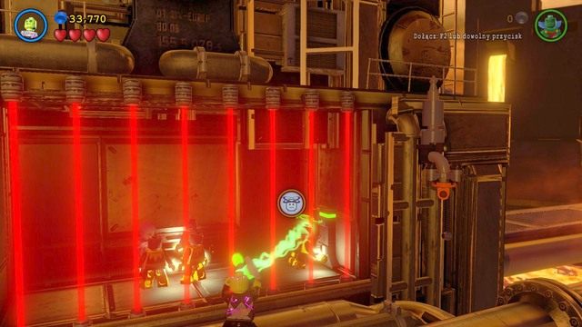 Kontrolując robotnika podejdź do dźwigni i wyłącz osłonę po czym zabij wszystkich w pomieszczeniu a uratujesz Adama - Adam West / Czerwony klocek | Qwardy Orzech Do Zgryzienia - sekrety - LEGO Batman 3: Poza Gotham - poradnik do gry