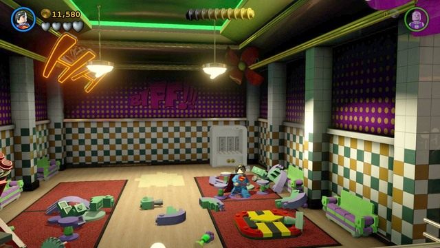 Przejdź na górny poziom baru i zniszcz obiekty po prawej stronie - Adam West / Czerwony klocek | Jutro O Tej Samej Batporze! - sekrety - LEGO Batman 3: Poza Gotham - poradnik do gry