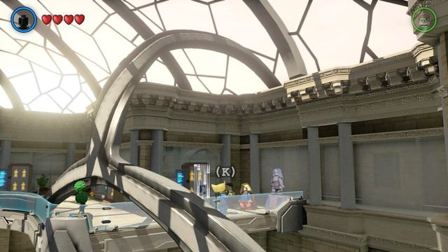 Porozmawiaj z Superboyem oraz Supergirl, którzy znajdują się na drugim piętrze po prawej stronie Hali Sprawiedliwości a w nagrodę otrzymasz złoty klocek - Zadania poboczne | Hala Sprawiedliwości i Zagłady - sekrety - LEGO Batman 3: Poza Gotham - poradnik do gry