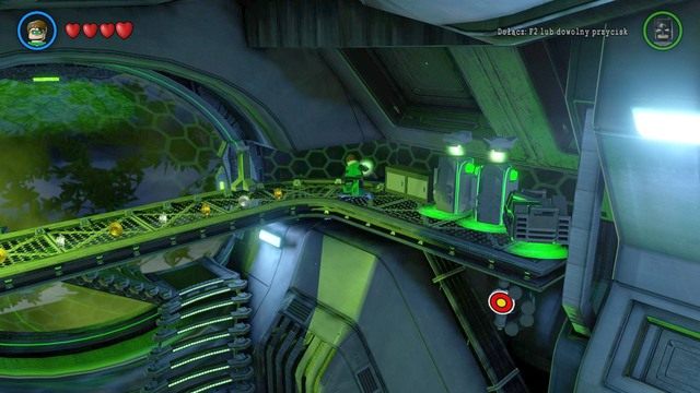 Zadanie polega na przeszukiwaniu (niszczeniu) kilku szafek, które znajdziesz w pomieszczeniu - Zadania poboczne | Hala Sprawiedliwości i Zagłady - sekrety - LEGO Batman 3: Poza Gotham - poradnik do gry