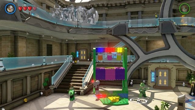 Przy trzeciej zagadce musisz dopasować kolory wiszących klocków do kolorów klocków pod nimi (patrz obrazek) - Zadania poboczne | Hala Sprawiedliwości i Zagłady - sekrety - LEGO Batman 3: Poza Gotham - poradnik do gry