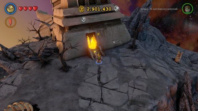 Zmień postać na Batmana i ubierz się w kostium arktyczny po czym ugaś pożar blokujący wejście do budynku - Postacie i pojazdy | Ysmault - sekrety w Lego Batman 3 Poza Gotham - LEGO Batman 3: Poza Gotham - poradnik do gry