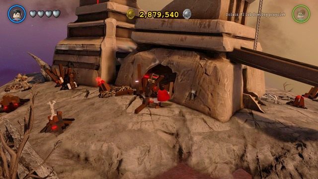 Żeby otworzyć skrzynię na dachu musisz opuścić dźwignię znajdującą się na dole - Złote Klocki | Ysmault - sekrety w Lego Batman 3 Poza Gotham - LEGO Batman 3: Poza Gotham - poradnik do gry