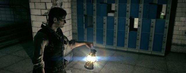 Szafka z zielonym żelem i amunicją, a nad nią statuetka z Kluczem. - Rozdział 14 - Ukryte Motywy | Opis przejścia The Evil Within - The Evil Within - poradnik do gry