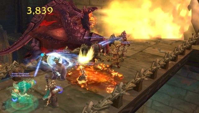 Podczas zionięcia ogniem boss zazwyczaj zatacza półokrąg, należy więc uciec przed tym atakiem. - Upper Blackrock Spire | Instancje (Dungeons) - World of Warcraft: Warlords of Draenor - poradnik do gry