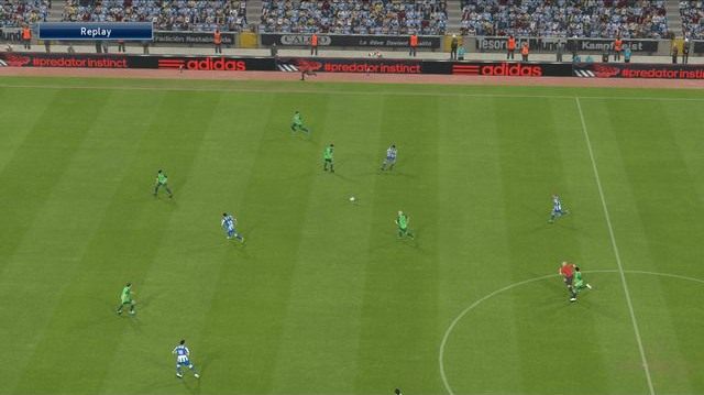 Podanie górą to doskonały sposób na przekazanie piłki innemu zawodnikwi z naszej drużyny w momencie, gdy niemożliwe staje się podanie futbolówki sposobem dolnym lub też jest to zbyt ryzykowne zagranie - Podania - Podstawy rozgrywki - Pro Evolution Soccer 2015 - poradnik do gry