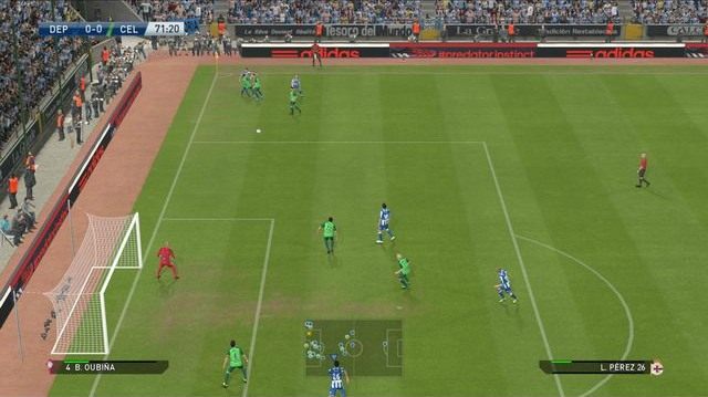 Klasyczne dośrodkowanie górą daje nam szansę skierowania piłki w pole karne na wchodzących w obręb szesnastki napastników i pomocników z zamierzeniem wykonania strzału głową lub przewrotką - Dośrodkowania - Podstawy rozgrywki - Pro Evolution Soccer 2015 - poradnik do gry