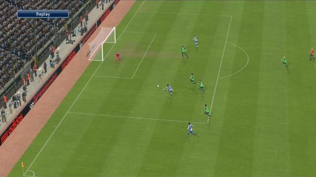 Strzał techniczny w wybrany przez siebie fragment bramki to szansa na bezproblemowe ominięcie desperacko broniącego golkipera i skuteczne uderzenie w wybrane miejsce - Strzały - Podstawy rozgrywki - Pro Evolution Soccer 2015 - poradnik do gry