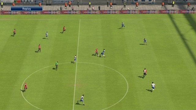 Odbiór piłki to najprostszy i najbardziej wydajny sposób na powstrzymanie akcji przeciwnika, umożliwiający łatwe wykorzystanie przewagi fizycznej nad rywalem - Podstawowe zagrania obronne - Podstawy rozgrywki - Pro Evolution Soccer 2015 - poradnik do gry