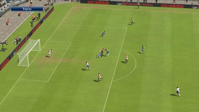 Wślizg to ryzykowna, ale skuteczna opcja powstrzymania akcji przeciwnika - dobrze wykonany odbiór piłki tym sposobem pozwala na szybkie przerwanie akcji ofensywnej rywala i zazwyczaj daje szansę na powrót kolegom z drużyny na swoje pozycj ze względu na bardzo częste wybicie piłki poza pole gry - Podstawowe zagrania obronne - Podstawy rozgrywki - Pro Evolution Soccer 2015 - poradnik do gry