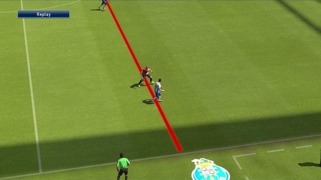 Ustawienie pułapki ofsajdowej sprawdza się wówczas, gdy nasza linia defensywna jest sztywno ustawiona, a zawodnicy drużyny przeciwnej bardzo chętnie sięgają po zagranie piłki podaniem prostopadłym przecinającym naszą linię obrony - Zaawansowane zagrania obronne - Podstawy rozgrywki - Pro Evolution Soccer 2015 - poradnik do gry