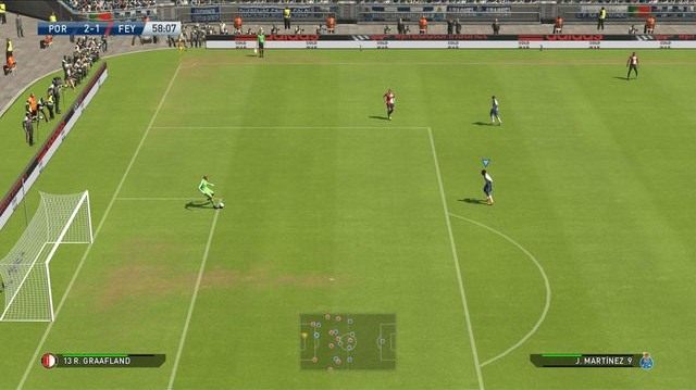 Wznowienie gry podaniem to dobry i pewny sposób na przekazanie piłki zawodnikowi znajdującemu się w naszym bliskim sąsiedztwie - Gra bramkarzem - Podstawy rozgrywki - Pro Evolution Soccer 2015 - poradnik do gry