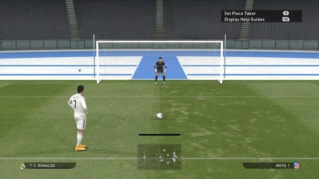 Mniej doświadczeni gracze z pewnością skorzystają z możliwości wykorzystania celownika, który wskaże nam dokładne miejsce, w które poleci uderzona przez nas piłka - Rzuty karne - Stałe fragmenty gry - Pro Evolution Soccer 2015 - poradnik do gry
