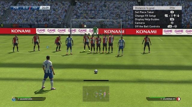 Bardzo przydatny w trakcie wykonywania rzutu wolnego może okazać się wskaźnik trajektorii lotu piłki - pokazuje on nam, w który obszar bramki dokładnie celujemy - Rzuty wolne - Stałe fragmenty gry - Pro Evolution Soccer 2015 - poradnik do gry