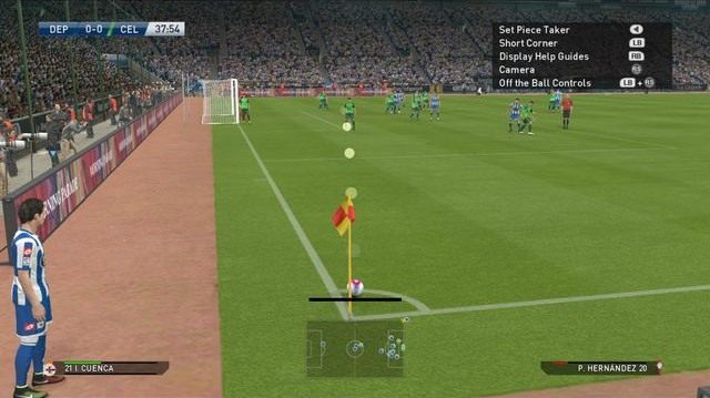 Niski rzut rożny przydaje się do mocnego zagrania piłki na krótki słupek na wchodzącego zawodnika, który z bliskiej odległości może spróbować pokonać z ostrego kąta zaskoczonego rozwojem sytuacji bramkarza drużyny przeciwnej - Rzuty rożne - Stałe fragmenty gry - Pro Evolution Soccer 2015 - poradnik do gry