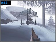 Trzymając się tym razem prawej strony drogi, załatw kolejną grupę wojaków i uważając na dwójkę strzelającą z okopu po drugiej stronie, zabierz jeśli sytuacja tego wymaga apteczkę leżącą za zasiekami - Misja 4 - Into the Woods | Medal of Honor Allied Assault Spearhead - Medal of Honor: Allied Assault - Spearhead - poradnik do gry