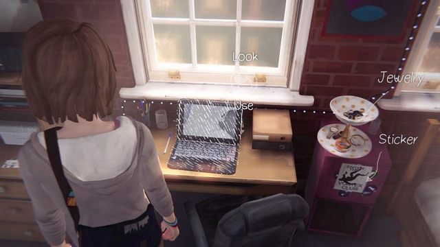 Po przybyciu do pokoju Victorii popatrz w prawo, gdzie znajdziesz rozwieszone zdjęcia Victorii - Life is Strange: Chrysalis, Rozdział 3 - solucja, opis przejścia - Life is Strange - poradnik do gry