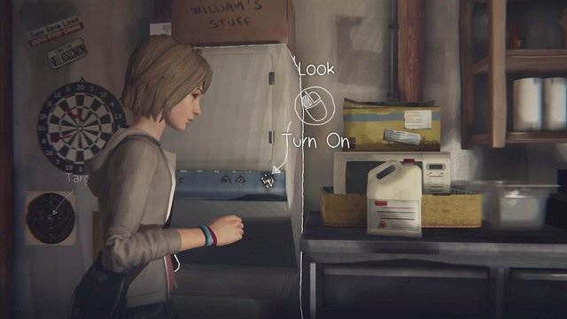 Po włączeniu muzyki Chloe pozwoli ci zejść na dół i poszukać narzędzi, które umożliwią ci naprawę twojego aparatu fotograficznego - Life is Strange: Chrysalis, Rozdział 4 - solucja, opis przejścia - Life is Strange - poradnik do gry