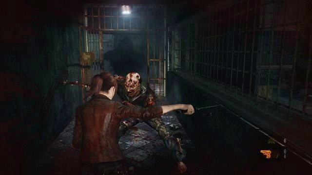 Podczas walki w zwarciu zwracaj uwagę na ruchy przeciwnika i w odpowiednim momencie wykonuj uniki. - Ucieknij z zakładu cz.2 | Kolonia karna - Claire | Resident Evil Revelations 2 - Resident Evil: Revelations 2 - Kolonia Karna - poradnik do gry