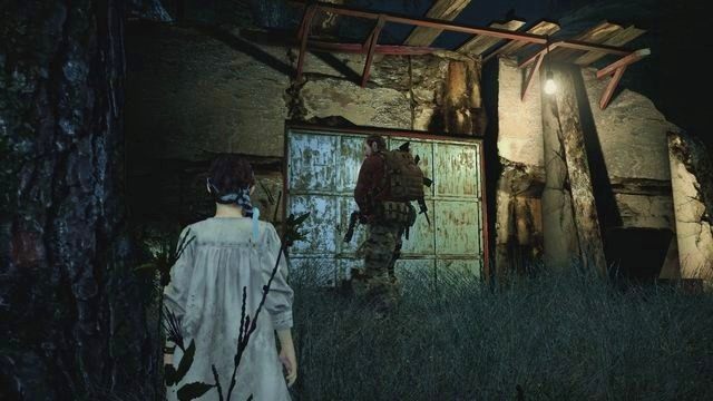 Natalia bez trudu przeciśnie się przez mały wyłom. - Idź do wieży cz.2 | Kolonia karna - Barry | Resident Evil Revelations 2 - Resident Evil: Revelations 2 - Kolonia Karna - poradnik do gry