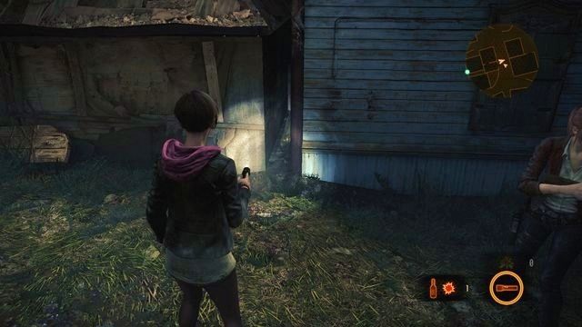 Po wyjściu z budynku w miejscu pokazanym na obrazku możesz skorzystać z latarki Moiry, aby zlokalizować błyszczący przedmiot - Znajdź paliwo i akumulator | Kontemplacja - Claire | Resident Evil Revelations 2 - Resident Evil: Revelations 2 - Kolonia Karna - poradnik do gry