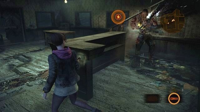 Krążąc wokół stołu skutecznie unikniesz przewiercenia. - Wyłącz syrenę | Kontemplacja - Claire | Resident Evil Revelations 2 - Resident Evil: Revelations 2 - Kolonia Karna - poradnik do gry