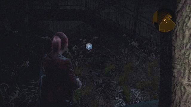 Po otwarciu krat w jednym z budynków (miejsce, w którym musisz biec sprintem nim te się zamkną) wyjdziesz na większy plac, którym dostajesz się do kolejnego budynku - Kontemplacja - Claire | Emblematy wieży | Resident Evil Revelations 2 - Resident Evil: Revelations 2 - Kolonia Karna - poradnik do gry