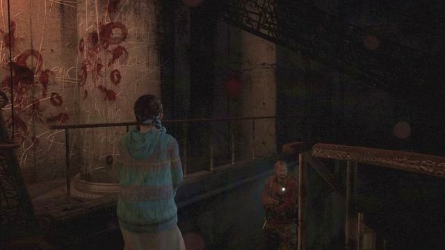 Po wejściu do wieży (ostatni cel epizodu) znajdziesz się w dużej sali, z której na balkon powyżej prowadzą schody po obu stronach - Kontemplacja | Larwy owadów (Natalia) | Resident Evil Revelations 2 - Resident Evil: Revelations 2 - Kolonia Karna - poradnik do gry