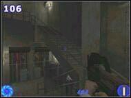 Po przedostaniu się na drugą stronę barykady wyciągnij snajperkę i jeszcze będąc na balkoniku skoś wszystkich przeciwników (około 6-7) - Poziom 13 | James Bond 007 NightFire - James Bond 007: NightFire - poradnik do gry