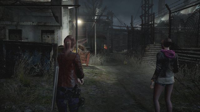 W prawo - główny plac pomiędzy budynkami, w lewo - skrzynia oraz Emblemat wieży. - Idź do fabryki | Wyrok - Claire | Resident Evil Revelations 2 - Resident Evil: Revelations 2 - Kolonia Karna - poradnik do gry