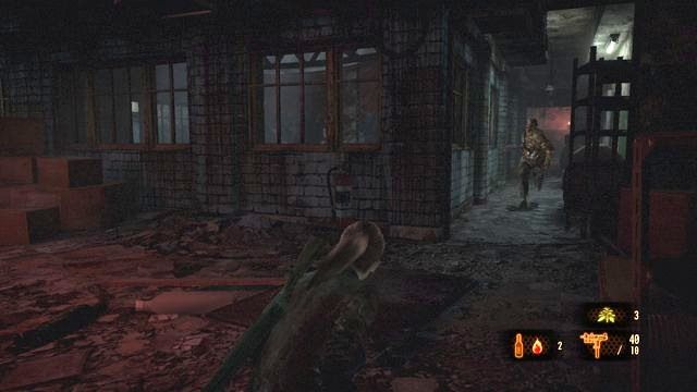 Przeciwnicy zaatakują z korytarzy po obu stronach. Nie zapomnij później przeszukać nowo otwartych pomieszczeń. - Znajdź Neila | Wyrok - Claire | Resident Evil Revelations 2 - Resident Evil: Revelations 2 - Kolonia Karna - poradnik do gry