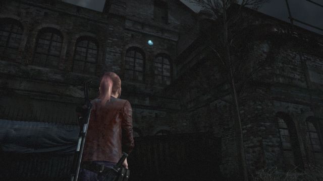 Zaraz po wejściu na teren fabryk skręć w lewo i popatrz na budynek na wprost, do góry - emblemat znajdziesz pomiędzy dwoma oknami, z prawej strony - Wyrok - Claire | Emblematy wieży | Resident Evil Revelations 2 - Resident Evil: Revelations 2 - Kolonia Karna - poradnik do gry