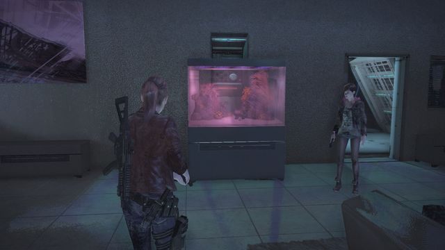 Zniszcz akwarium, a następnirze przesuń szafkę. - Znajdź Nadzorcę | Metamorfoza - Claire | Resident Evil Revelations 2 - Resident Evil: Revelations 2 - Kolonia Karna - poradnik do gry