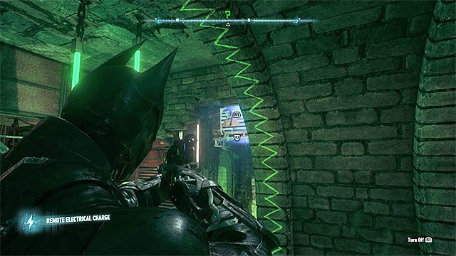 Generator jest po prawej stronie - użyj na nim impulsu elektrycznego żeby go naładować - Trofea Człowieka-Zagadki na wyspie Miagani Island (1-19) | Wyspa Miagani Island - Batman Arkham Knight - poradnik do gry