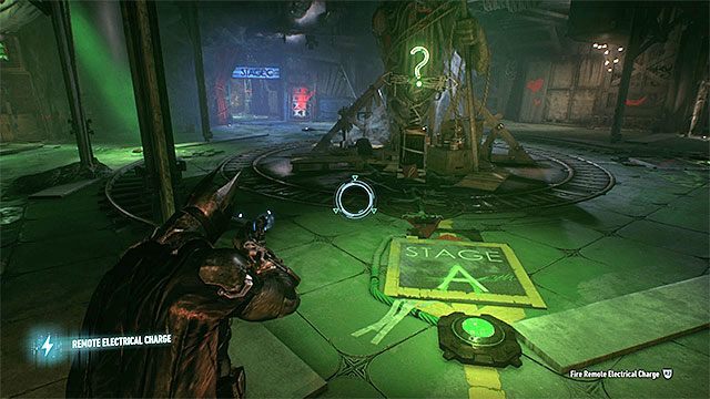 Zatrzymaj strzałkę przy płycie z literą A - Trofea Człowieka-Zagadki w studiu filmowym Panessa (1-10) | Sekrety - Studia Panessa - Batman Arkham Knight - poradnik do gry