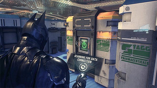 Po wysłuchaniu rozmowy z Alfredem wykorzystaj urządzenie do zdalnego hakowania żeby ponownie złamać zabezpieczenia terminalu kontrolującego stabilizatory sterowca - Zniszczenie działek obronnych na drugim sterowcu | Główny wątek fabularny - Batman Arkham Knight - poradnik do gry