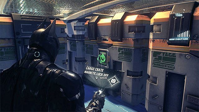 Odszukaj na lewo od wysadzonej ściany pokazaną na powyższym obrazku skrzynię i zablokuj jej pozycję - Zniszczenie działek obronnych na drugim sterowcu | Główny wątek fabularny - Batman Arkham Knight - poradnik do gry