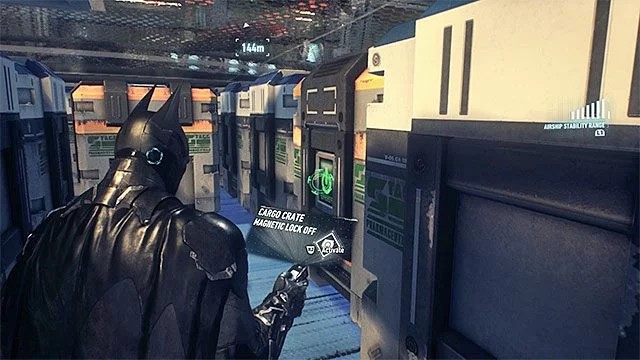 Wykonaj kilka kroków do przodu i zablokuj pojedynczą skrzynię znajdującą się po prawej stronie (powyższy obrazek) - Zniszczenie działek obronnych na drugim sterowcu | Główny wątek fabularny - Batman Arkham Knight - poradnik do gry