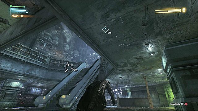 Przedostań się w pobliże schodów ruchomych i zaczekaj aż rycerz Arkham przestanie je obserwować - Rycerz Arkham (Arkham Knight) - czwarte starcie (bezpośrednia konfrontacja) | Pojedynki z bossami - Batman Arkham Knight - poradnik do gry