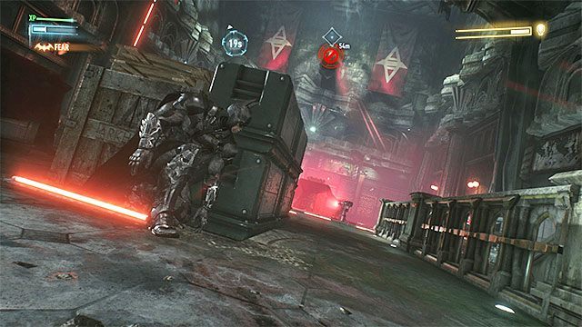 Schowaj się za skrzyniami niedaleko schodów - Rycerz Arkham (Arkham Knight) - czwarte starcie (bezpośrednia konfrontacja) | Pojedynki z bossami - Batman Arkham Knight - poradnik do gry