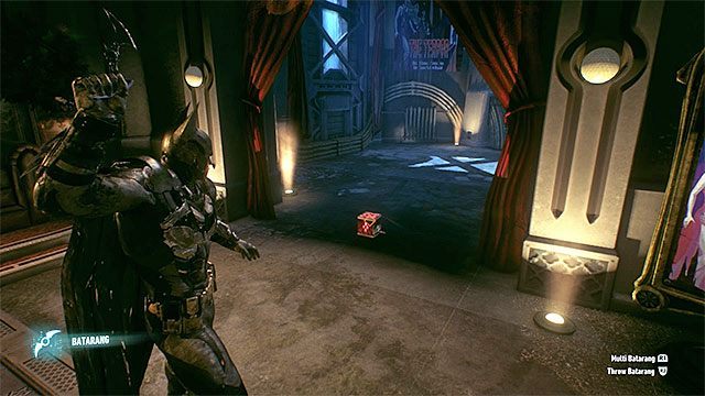 Przykładowe pudełko z niespodzianką do zniszczenia - używaj zawsze batarangu - Obiekty nadające się do zniszczenia w studiu filmowym Panessa | Sekrety - Studia Panessa - Batman Arkham Knight - poradnik do gry