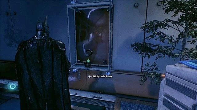 Rozbij gablotę i zabierz trofeum - Trofea Człowieka-Zagadki w areszcie policyjnym GCPD | Sekrety - Areszt policyjny GCPD - Batman Arkham Knight - poradnik do gry