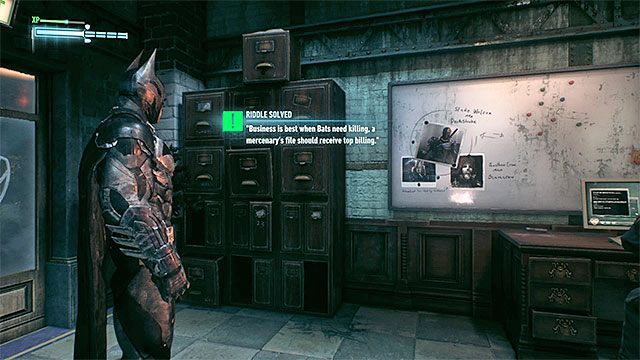 Zainteresuj się tablicą w pomieszczeniu komunikacyjnym - Zagadki słowne w areszcie policyjnym GCPD | Sekrety - Areszt policyjny GCPD - Batman Arkham Knight - poradnik do gry